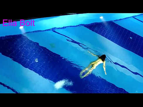 ❤️ Handikwanise kumira kuona, mudiki blonde akabatwa achishambira asina kupfeka muELLA BOLT resort pool ❤❌ ❌️❤